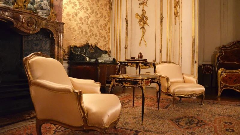 Granatowe krzesła tapicerowane: elegancja do salonu, jadalni i sypialni